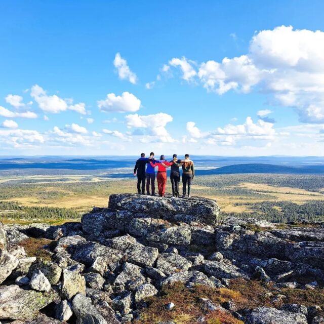 Tunnelmia Tuntsalta aloittelijoille suunnatulta vaellukselta.🌲

Vaelluksen aikana harjoiteltiin perus retkeilytaitoja ja leirirutiineja, totuteltiin rinkan kantamiseen erilaisissa maastoissa ja ennen kaikkea nautittiin luonnon rauhasta ja monipuolisista maisemista.💚

Meidän vaelluksillamme hintaan kuuluu aina lainavarusteet, joten vaellusharrastusta voi tulla kokeilemaan ilman suuria hankintoja turvallisesti oppaan opastamana.😊

Helpon tason Tuntsan vaellus kutsuu jälleen ensi kesänä. Vähän enemmän vaeltaneille paikkoja auki vielä elokuun Käsivarren Parhaat Pahtat vaelluksella.🗻

#tuntsanerämaa #oulangantaika #opastettuvaellus