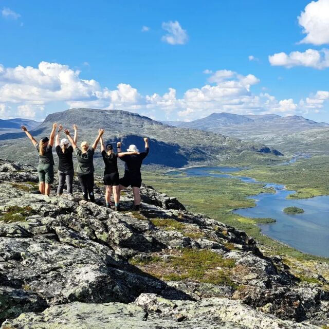 Kuvatunnelmia Käsivarren Parhaat Pahtat kesävaellukselta.🧡

Tänä vuonna saatiin hyvin lämpöiset ja aurinkoiset kelit ja vettä satoi vain yhtenä päivänä. Paljon aikaa vietettiinkin purojen ja vesistöjen lähellä vilvoitellen ja nautiskellen.💙

Reitti kulkee osittain täysin merkkaamattomilla ja vaikeakulkuisilla alueilla ja ryhmä ylittikin itsensä sekä rakkakivikossa, korkeilla paikoilla että joen kahlauksessa. Fiiliskin oli korkealla ja seikkailu oli tervetullutta ja toivottua!😍

Käsivarren Parhaat Pahtat järjestetään seuraavan kerran huhtikuussa hiihtovaelluksena. Tervetuloa mukaan kokemaan nämä mielettömät maisemat talviasussa!💙 

Kesävaellus jättää ensi vuonna yhden kesän välistä ja tarjolle tulee paljon pyydetty vaellus Haltille. Haltin vaelluksella kuljetaan polkuja pitkin ja joka yö on mahdollista majoittautua tuvassa tai tuvan pihassa, joten vaellus sopii myös ensimmäiseksi pidemmäksi erämaavaellukseksi. Jos Halti on haavelistalla niin ole kärppänä paikalla, kun päivät julkaistaan syyskuussa!😍

#opastettuvaellus #oulangantaika #käsivarrenparhaatpahtat #haltinvaellus #käsivarrenerämaa #kilpisjärvi #retkeily